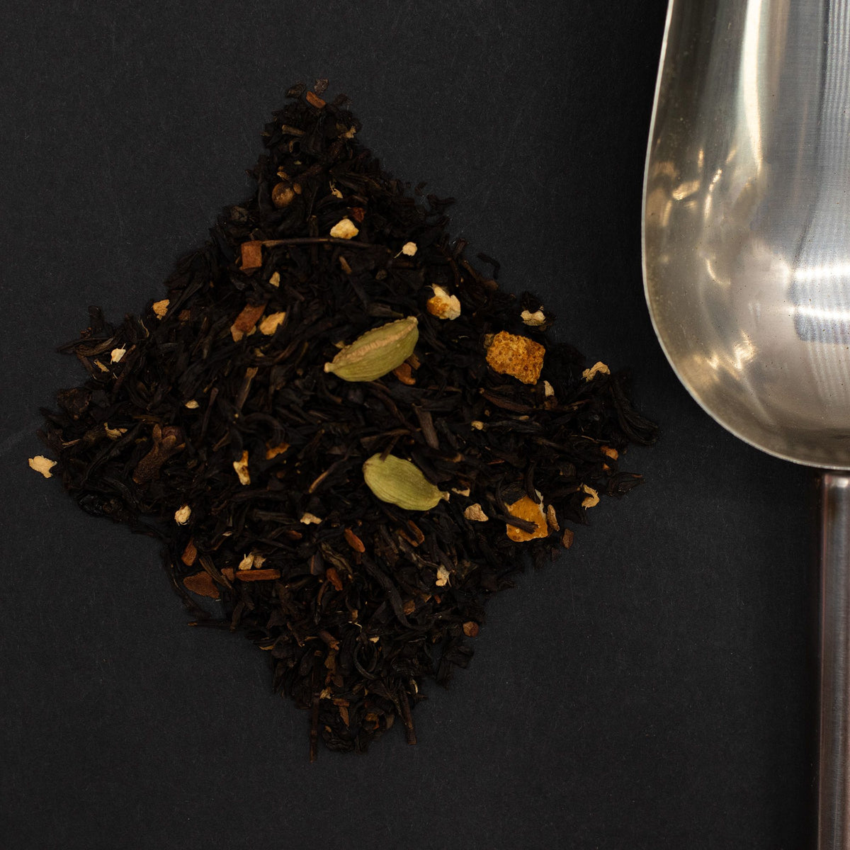 „Black Magic” fűszeres fekete tea – 50 g, fémdobozban