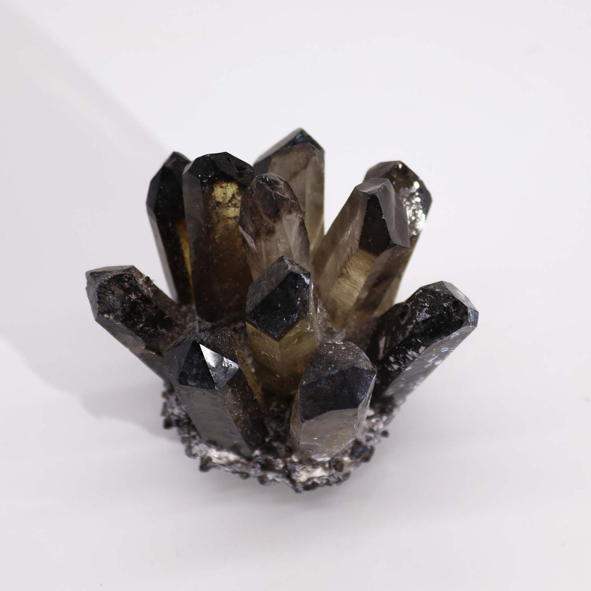 Kvarc kristálycsoport, kb. 8 cm – füstös fantomkvarc