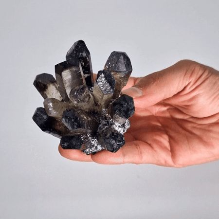 Kvarc kristálycsoport, kb. 8 cm – füstös fantomkvarc